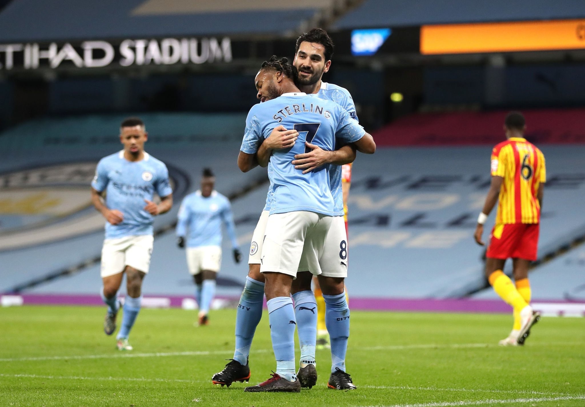 动全队以更 动全队以更